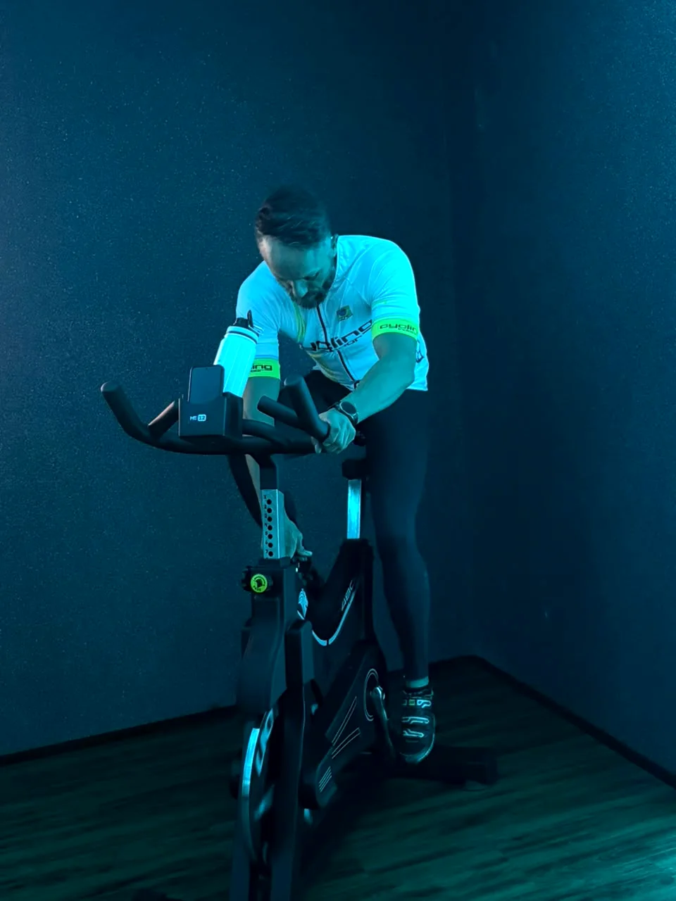 Arnaldo Suriano em treino intenso de spinning