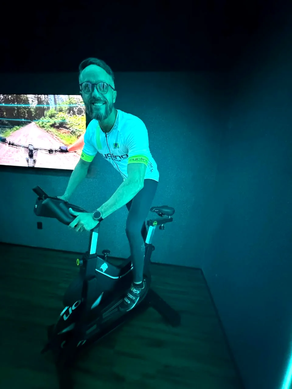 Arnaldo Suriano pedalando na bike de spinning