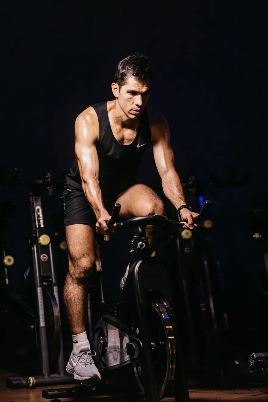 Turma de cycling indoor no estúdio