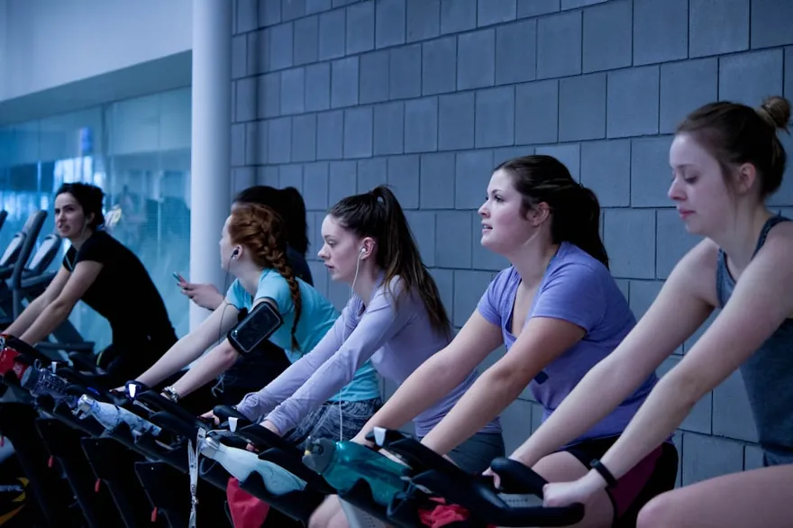 Turma de spinning pedalando